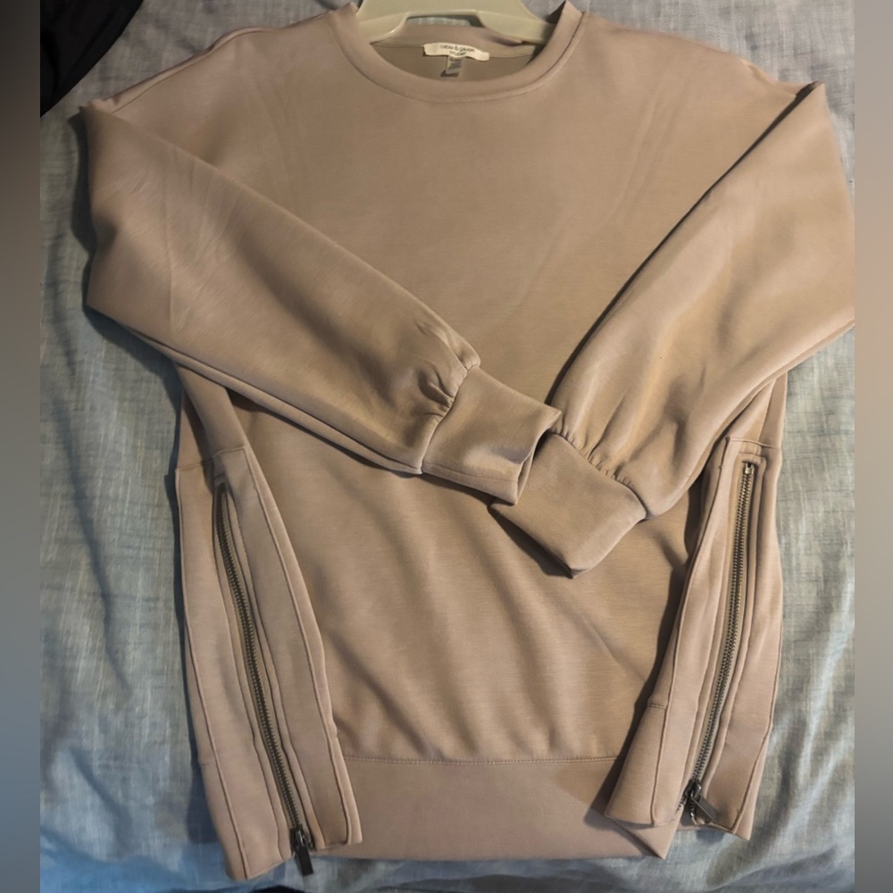 Cable and Gauge XS with Zippers on the side.